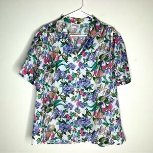 < Vintage Joanna Plus Floral Top With Pearl Buttons >